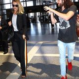 Verfolgt auf Schritt und Tritt: Rosie Huntington-Whiteley nimmt es gelassen, als sie am Flughafen von Los Angeles ankommt.