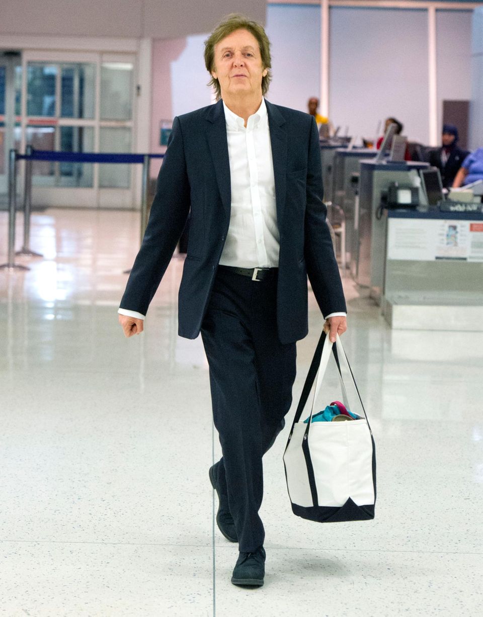 Paul McCartney schlendert über den New Yorker Flughafen JFK. Paul McCartney schlendert über den New Yorker Flughafen JFK.