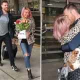 Ganz überraschend wird Julianne Hough von ihrem Freund Brooka Laich am Flughafen in Washington abgeholt. Mit Blumen und innigen Küssen wird sie liebevoll begrüßt.