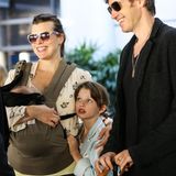 19. Juni 2015: Milla Jovovich ist mit ihrer ganzen Familie am Flughafen in Los Angeles. Wohin die Reise geht ist nicht bekannt.
