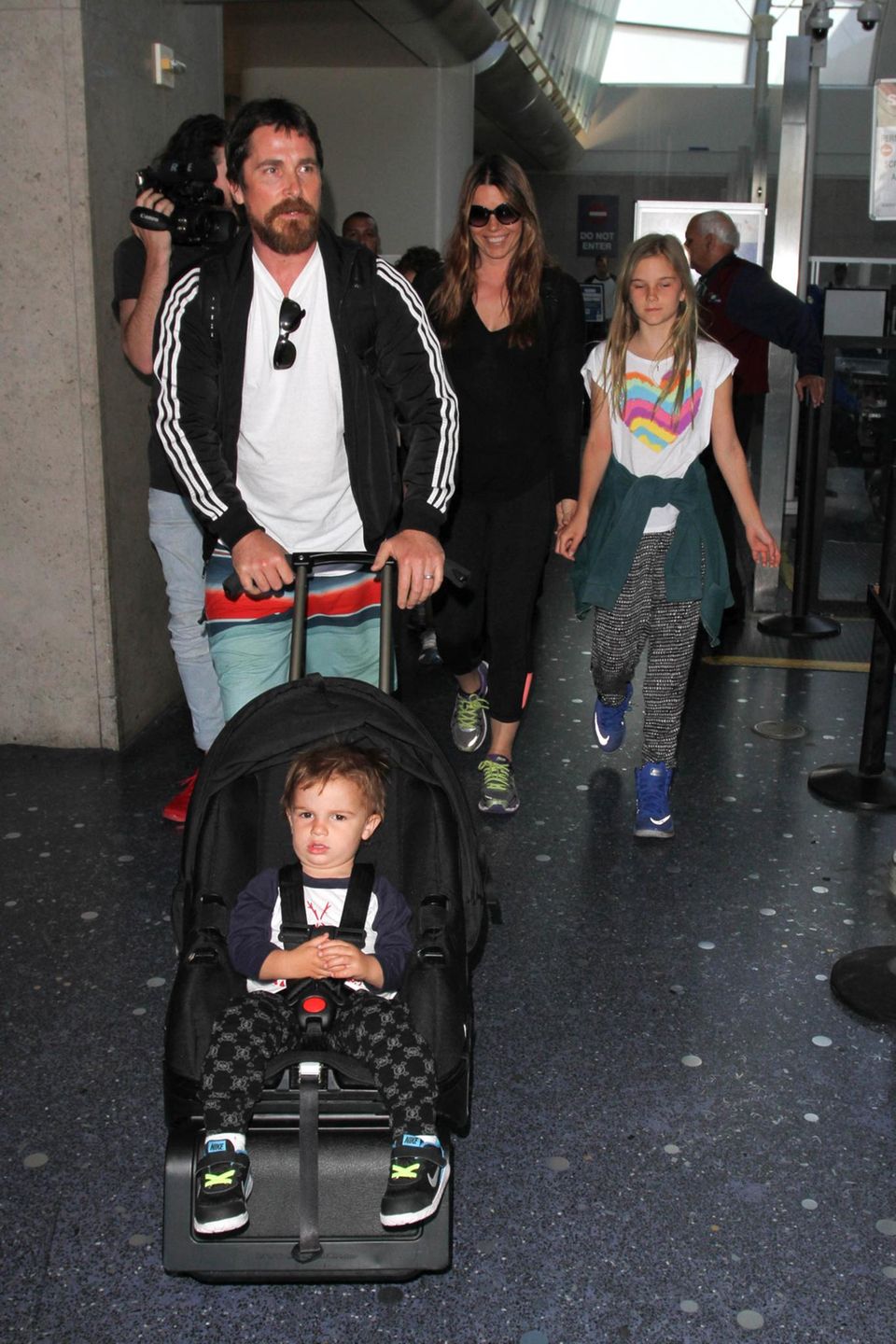 Reisen mit Kind und Kegel: Christian Bale und seine Frau Sibi Blazic sind ein eingespieltes Team. Die Familie wird am Flughafen von Los Angeles gesichtet.