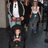 Reisen mit Kind und Kegel: Christian Bale und seine Frau Sibi Blazic sind ein eingespieltes Team. Die Familie wird am Flughafen von Los Angeles gesichtet.
