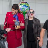 Kelly Osborne humpelt sich ihren Weg frei: Mit Krücke und "Welcome to Australia"-Luftballon kommt sie in Sydney an.