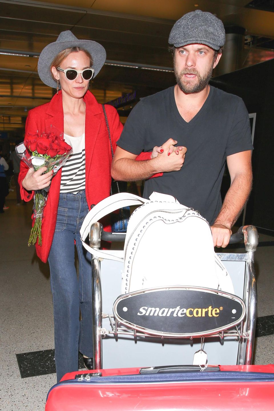 Halt sie gut fest! Diane Kruger und Joshua Jackson laufen Hand in Hand durch den "LAX" Flughafen in Los Angeles.