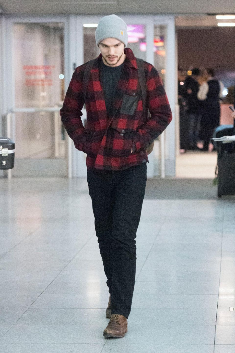Nicholas Hoult kommt gerade am JFK Flughafen in New York an. Ob er direkt aus Kanada vom Holzfällen kommt? Nicholas Hoult kommt gerade am JFK Flughafen in New York an. Ob er direkt aus Kanada vom Holzfällen kommt?