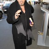 Al Pacino hat sich auf seinen Flug vorbereitet und bringt ein Buch mit zum Flughafen LAX.