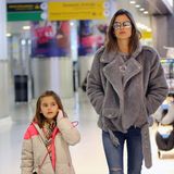 Alessandra Ambrosio und Tochter Anya Mazur sind bei der Ankunft am JFK-Flughafen in New York kuschelig warm eingepackt.