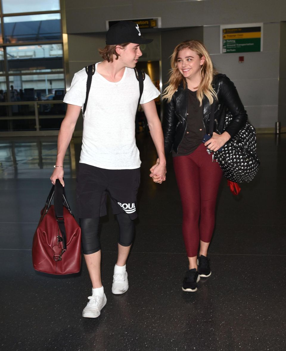 Verliebtsein beflügelt: Trotz des Überseefluges von London nach New York strahlen Brooklyn Beckham und Chloë Moretz.
