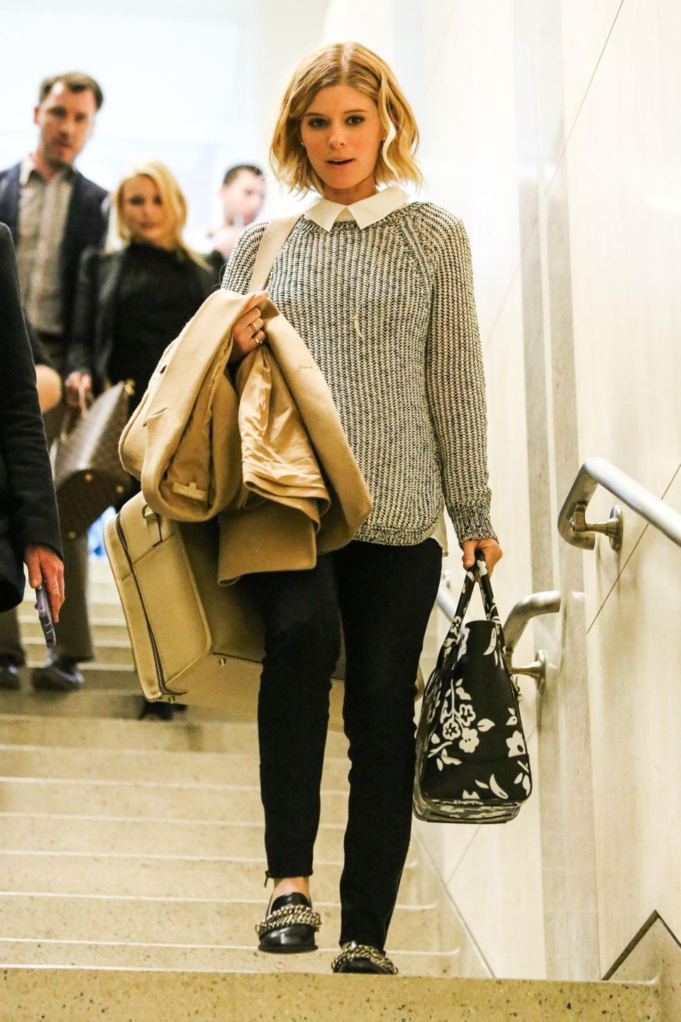 Kate Mara kommt aus New York in Los Angeles an. Gerade ist in den USA die zweite Staffel der Erfolgsserie "House Of Cards" angelaufen, in der die Geschichte um ihre Rolle der Journalistin Zoe Barnes eine dramatische Wendung nimmt. Kate Mara kommt aus New York in Los Angeles an. Gerade ist in den USA die zweite Staffel der Erfolgsserie "House Of Cards" angelaufen, in der die Geschichte um ihre Rolle der Journalistin Zoe Barnes eine dramatische Wendung nimmt.