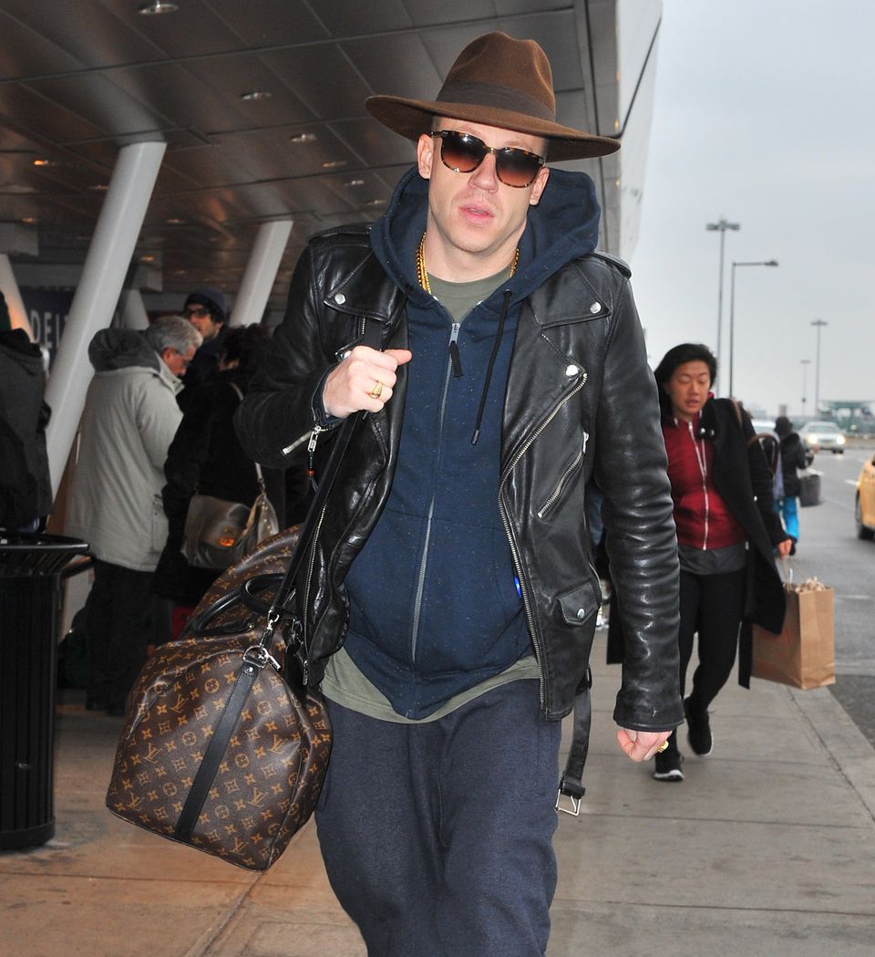 Rapper Macklemore kommt samt Gepäck am JFK Airport in New York City an. Rapper Macklemore kommt samt Gepäck am JFK Airport in New York City an.