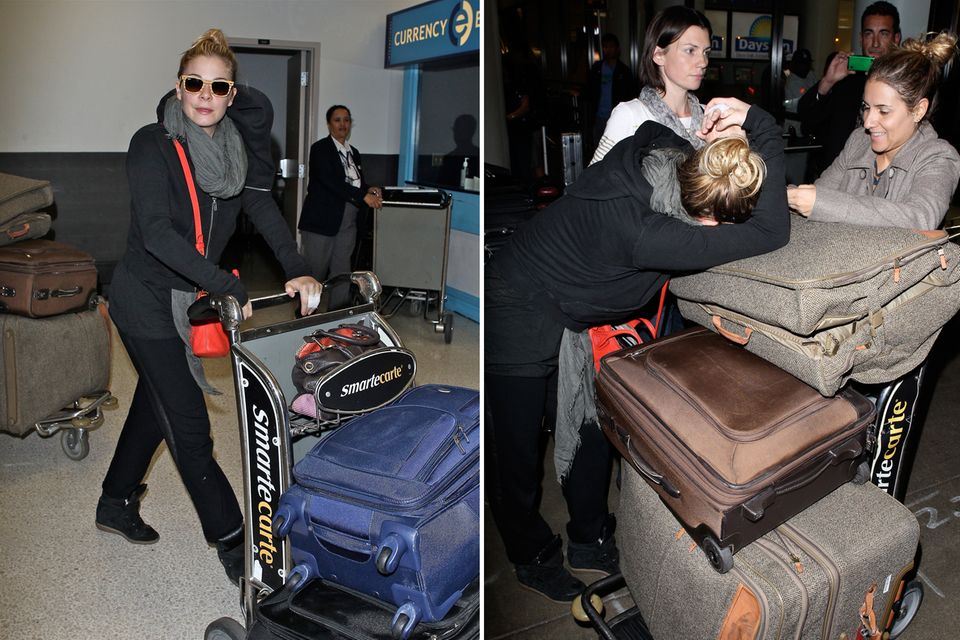 LeAnn Rimes hat am Flughafen von Los Angeles mit dem Jetlag zu kämpfen. Sie ist gerade mit dem Flieger aus London angekommen. LeAnn Rimes hat am Flughafen von Los Angeles mit dem Jetlag zu kämpfen. Sie ist gerade mit dem Flieger aus London angekommen.