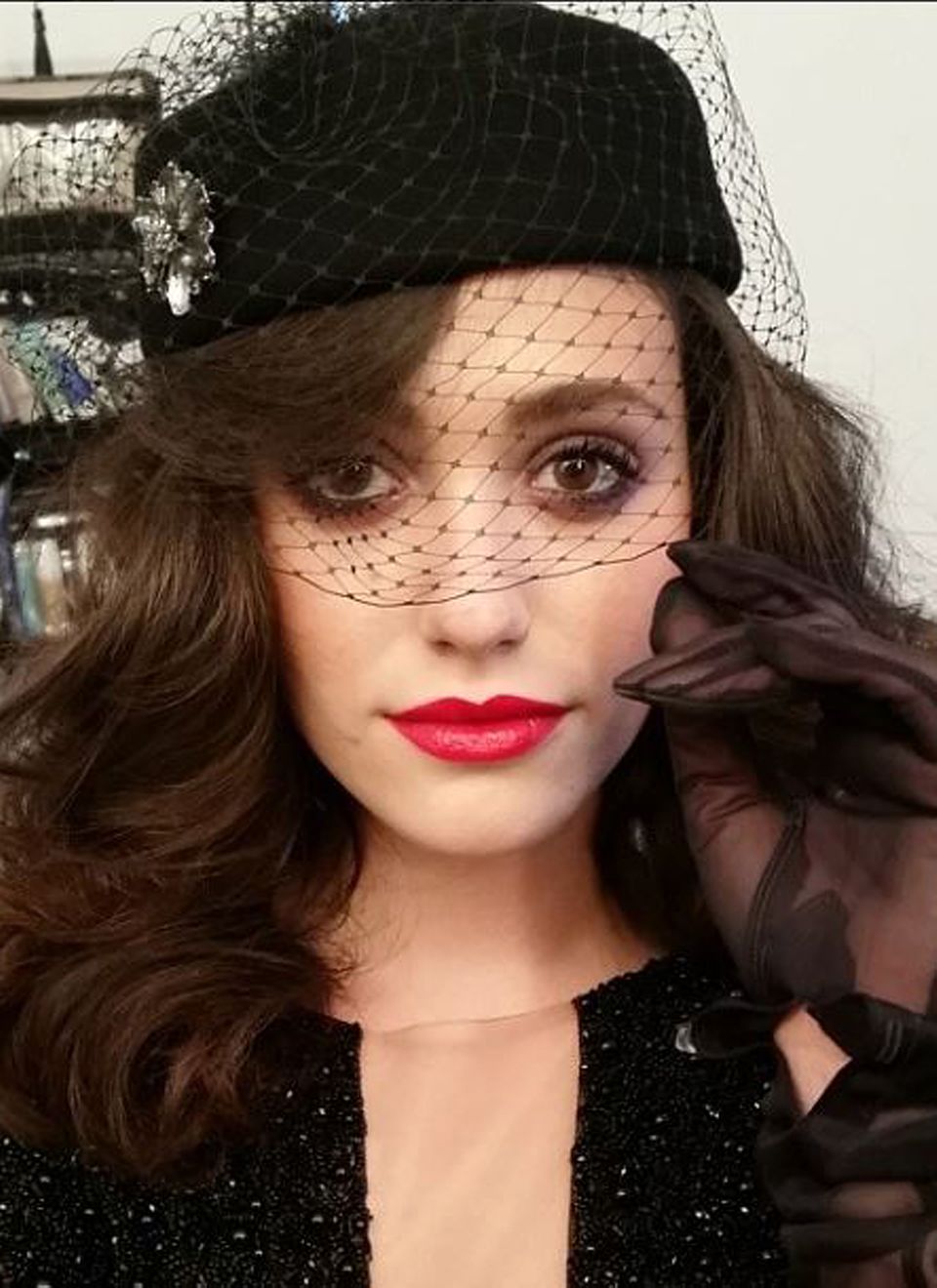 Für ein Shooting hat Emmy Rossum ein nostalgisches, sehr verführerisches Make-up mit kirschrotem Lippenstift aufgelegt. Für ein Shooting hat Emmy Rossum ein nostalgisches, sehr verführerisches Make-up mit kirschrotem Lippenstift aufgelegt.