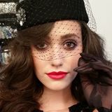 Für ein Shooting hat Emmy Rossum ein nostalgisches, sehr verführerisches Make-up mit kirschrotem Lippenstift aufgelegt.