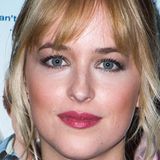 Dakota Johnson ist mit vollen Lippen gesegnet, die sie mit himbeerfarbenen Lippenstift gekonnt in Szene setzt.