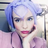 Kate Bosworth zeigt auf ihrem Instagram-Profil, dass man auch mit Oldschool-Lockenwicklern im Haar bezaubernd aussehen kann. Das liegt aber auch an dem pinken Lippenstift auf ihrem Schmollmund und dem stylischen 50s-Look.