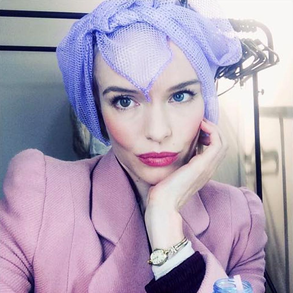 Kate Bosworth zeigt auf ihrem Instagram-Profil, dass man auch mit Oldschool-Lockenwicklern im Haar bezaubernd aussehen kann. Das liegt aber auch an dem pinken Lippenstift auf ihrem Schmollmund und dem stylischen 50s-Look.