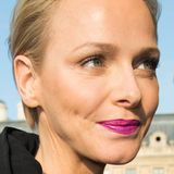 Fürstin Charlène ist mit leuchtendem Magenta auf den Lippen richtig experimentierfreudig.