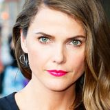 Pink glänzender Lippenstift wirkt bei Keri Russells mehrfarbigen Augen besonders aufregend.