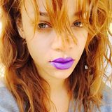Auffälliger geht's kaum: Mit lilafarbenem Schmollmund zeigt sich Rihanna auf ihrem Instagram-Profil. Ein toller Kontrast zu ihren derzeit rötlichen Haaren.