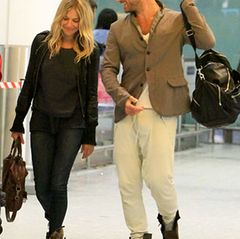 Januar 2011; Scheinbar glücklich kommen Sienna Miller und Jude Law aus dem Urlaub zurück
