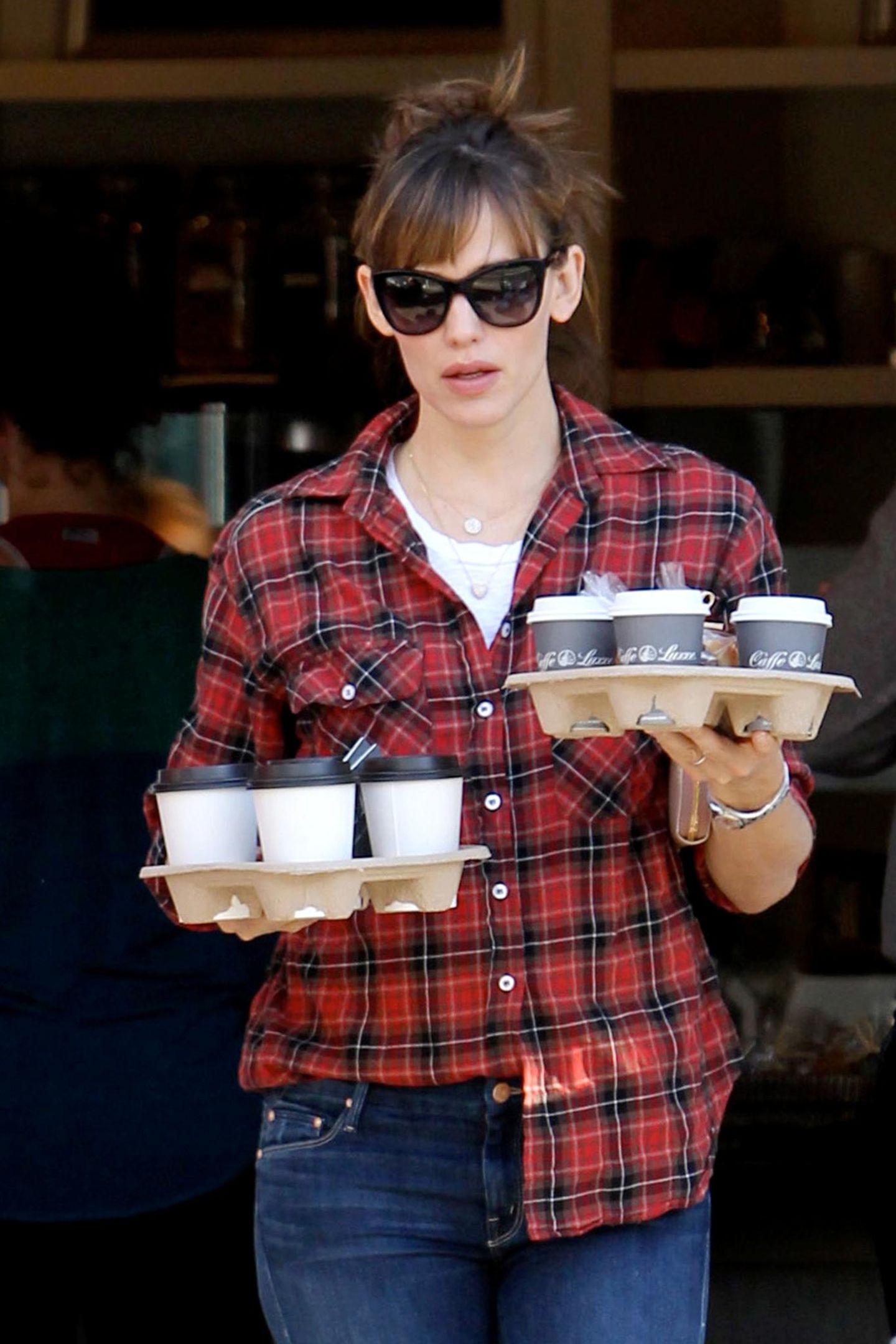 Voll bepackt mit jeder Menge Kaffee verlässt Jennifer Garner einen Coffee Shop in Brentwood.