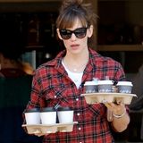 Voll bepackt mit jeder Menge Kaffee verlässt Jennifer Garner einen Coffee Shop in Brentwood.