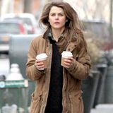 Nachdem Keri Russell ihren Sohn zur Schule gebracht hat, braucht sie eine Ladung Koffein.