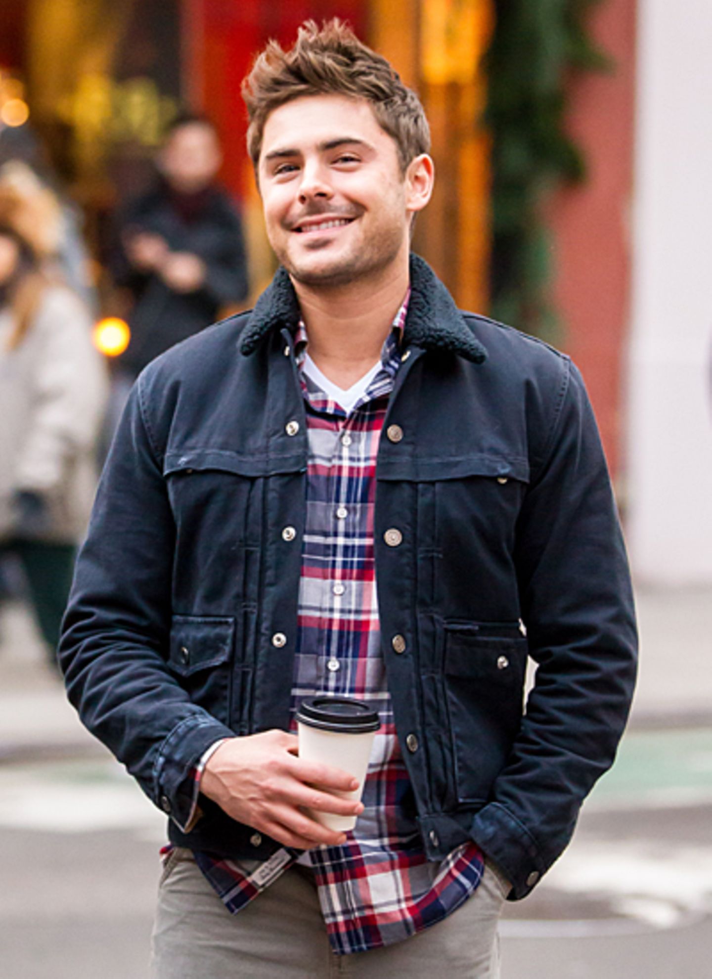 Zac Efron vertreibt sich die Zeit in der Drehpause am Set in Manhattan mit einem warmen Getränk.