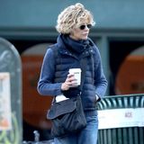 Meg Ryan startet den Tag mit einem wärmenden Kaffee.