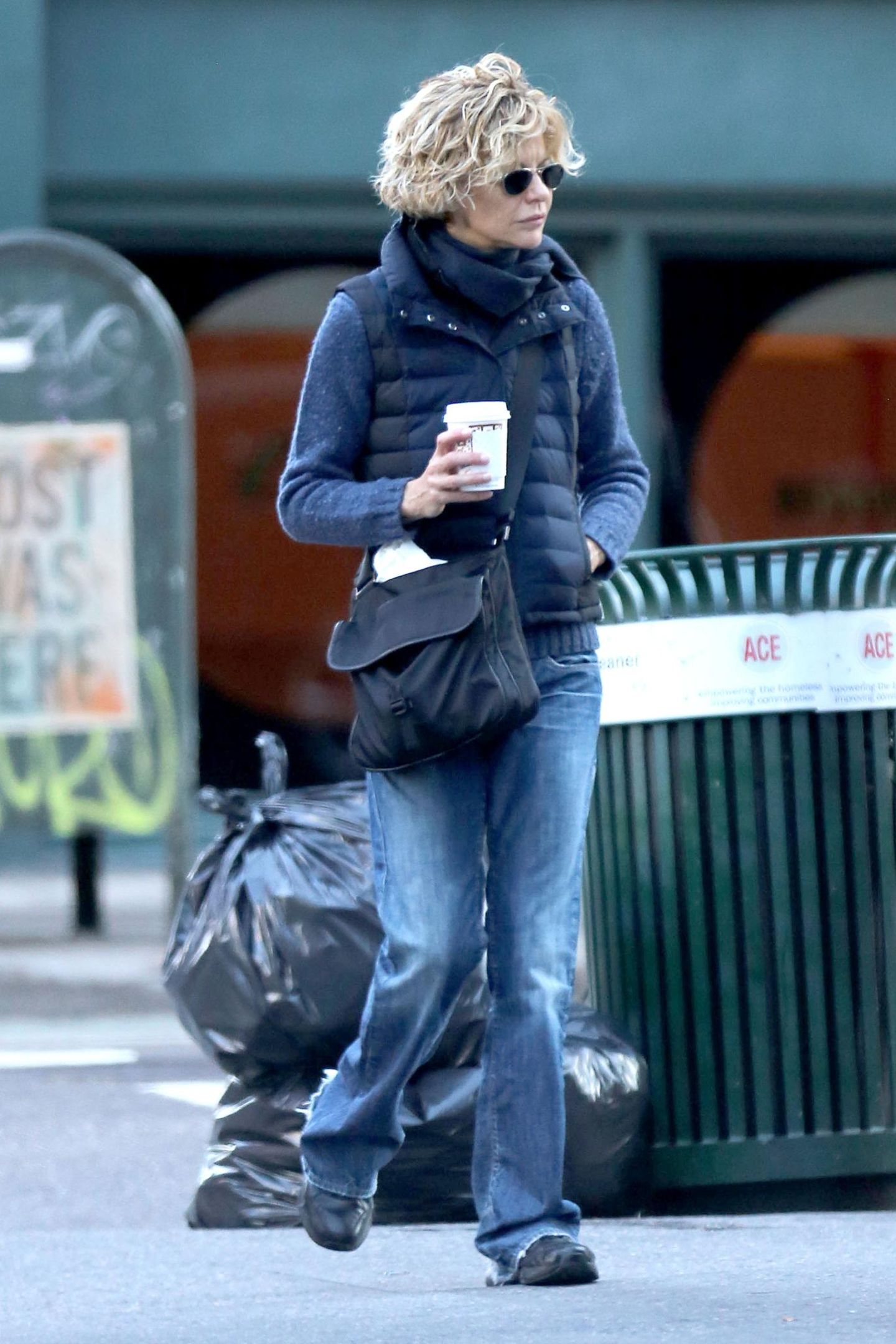 Meg Ryan startet den Tag mit einem wärmenden Kaffee.