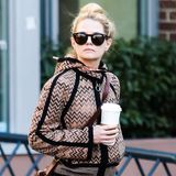 "Dr. House"-Star Jennifer Morrison schlendert mit Sonnenbrille und Starbucks-Becher durch Vancouver.