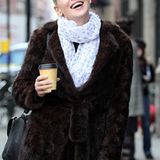 In ihrer Drehpause am Filmset in New York hält Sharon Stone sich mit einem Kaffee warm.
