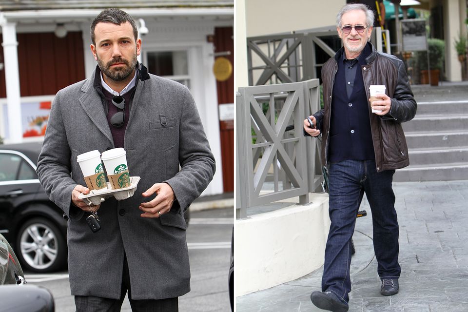 Kurz nacheinander verlassen Ben Affleck und Steven Spielberg den selben Kaffeeladen in Los Angeles. Ob nur ein Zufall oder das Ende eines Meetings bleibt unklar, allerdings haben beide noch warme Getränke für unterwegs mitgenommen. Kurz nacheinander verlassen Ben Affleck und Steven Spielberg den selben Kaffeeladen in Los Angeles. Ob nur ein Zufall oder das Ende eines Meetings bleibt unklar, allerdings haben beide noch warme Getränke für unterwegs mitgenommen.