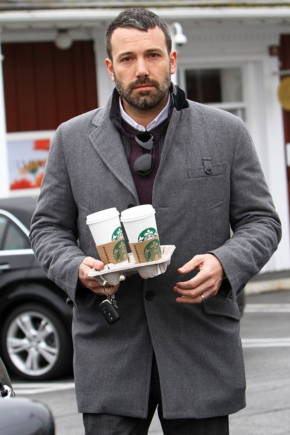 Kurz nacheinander verlassen Ben Affleck und Steven Spielberg den selben Kaffeeladen in Los Angeles. Ob nur ein Zufall oder das Ende eines Meetings bleibt unklar, allerdings haben beide noch warme Getränke für unterwegs mitgenommen. Kurz nacheinander verlassen Ben Affleck und Steven Spielberg den selben Kaffeeladen in Los Angeles. Ob nur ein Zufall oder das Ende eines Meetings bleibt unklar, allerdings haben beide noch warme Getränke für unterwegs mitgenommen.