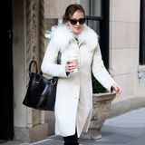 Dakota Johnson verlässt ihre Wohnung in New York mit einem heißen Kaffee.