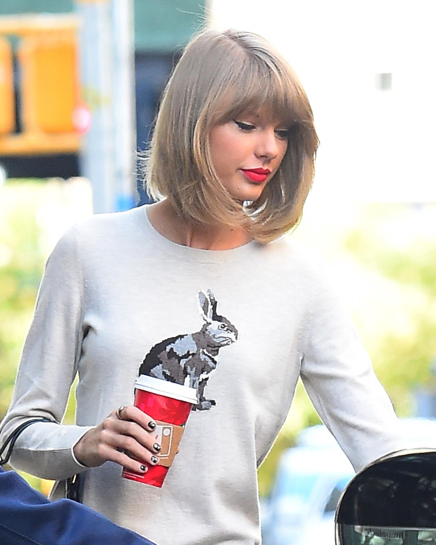 Taylor Swift ist mit einem wärmenden Kaffee in New York City unterwegs.