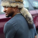 Nur im T-Shirt scheint Sänger Usher kalt zu sein: Auf dem Kopf trägt er eine Trapper-Mütze.