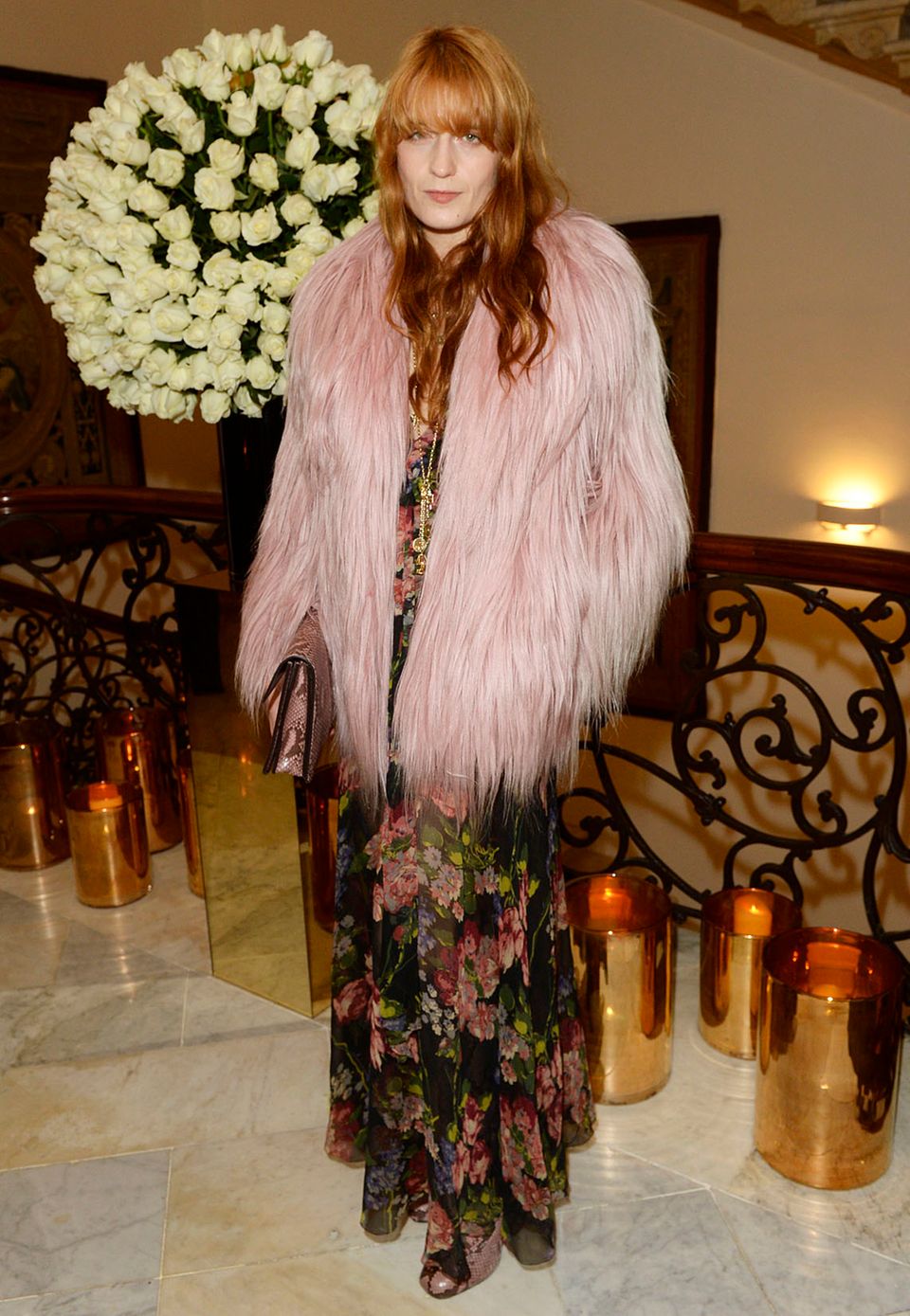 Florence Welch ("Sweet Nothing") stimmt ihre Pelzjacke in Langhaar-Version farblich stimmig auf ihr restliches Outfit ab.