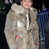 John Mayer zeigt sich in kalten New York im pelzigen Wildhüter-Look.