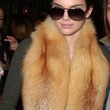 Zwischen den Schauen der Mailänder Fashionweek hat sich Kendall Jenner beim Shopping diese Pelzstola umgelegt: ein echter Hingucker auf ihrem olivfarbenen Pullover. Dazu kombiniert sie schwarze skinny Jeans und Overknee-Stiefel.