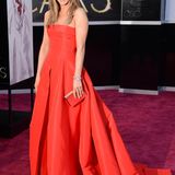 Vier Jahre lang war Jennifer Aniston Oscars-abstinent. Für ihren großen Auftritt in diesem Jahr entschied sie sich für ein trägerloses knallrotes Ballkleid von Valentino und sah darin umwerfend aus.