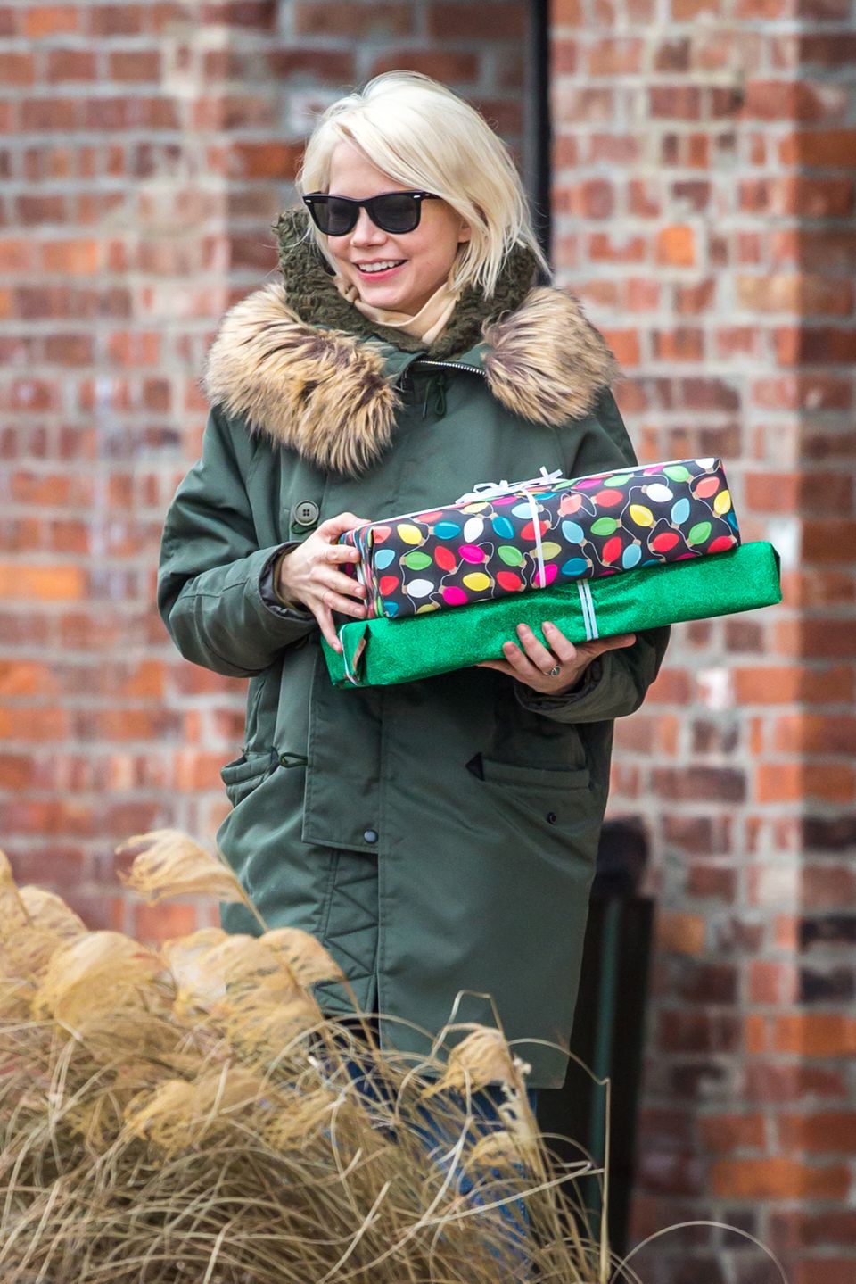 Michelle Williams ist in Weihnachtsstimmung und hat schon ein paar Geschenke besorgt. Michelle Williams ist in Weihnachtsstimmung und hat schon ein paar Geschenke besorgt.