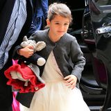 Im Ballett-Look mit perlbesetztem Tütü-Kleid geht's für Suri mit Mama Katie Holmes zum Oster-Brunch.