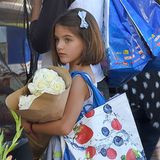 Zusammen mit Mama Katie Holmes besucht Suri einen Wochenmarkt und zeigt ihren neuen Kurzhaarschnitt. Ihr süßes Schleifchen im Haar ist dabei natürlich perfekt auf das restliche Outfit abgestimmt.