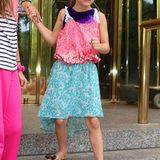 Paisley-, Blumen- und Leo-Muster, dazu ein Samt-Shirt: Suri probiert gerade aus, was funktioniert.