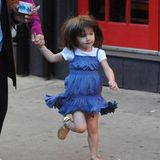Suri freut sich, dass in New York auch Anfang Oktober noch sommerliche Temperaturen herrschen. Zum gerafften Kleidchen trägt sie
