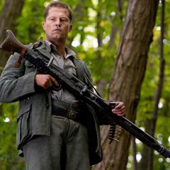 Til Schweiger lässt als Sgt. Hugo Stiglitz die Waffen für sich sprechen.