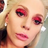 Lady Gagas Augen-Make-up zum Super Bowl war natürlich besonders auffällig. Großflächig und rot glitzernd passt ihr Lidschatten perfekt zum Glitzer-Outfit in Rot und blauen Fingernägel. Wer "The Star-Spangled Banner" besingt, muss schließlich passend gestylt sein.