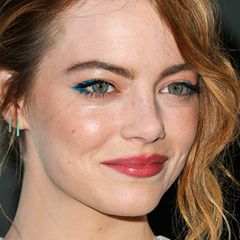 Es muss nicht immer Schwarz sein! Emma Stone zeigt, dass blauer Eyeliner gerade bei rothaarigen Schönheiten fantastisch aussieht.