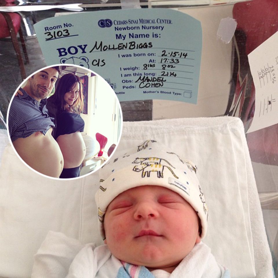 Februar 2014: Jason Biggs und seine Frau Jennifer Mollen freuen sich über ihr erstes Baby. Ihr Sohn Sid ließ sich ganz schön Zeit, er kam fast zwei Wochen nach dem eigentlichen Geburtstermin im "Cedars-Sinai Medical Center" in Los Angeles zur Welt. Februar 2014: Jason Biggs und seine Frau Jennifer Mollen freuen sich über ihr erstes Baby. Ihr Sohn Sid ließ sich ganz schön Zeit, er kam fast zwei Wochen nach dem eigentlichen Geburtstermin im "Cedars-Sinai Medical Center" in Los Angeles zur Welt.
